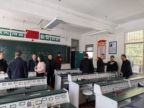 1778151382690922.jpg 参观实验室2.jpg