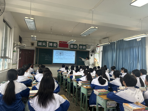 1778151982441556.jpg 教师上课1.jpg