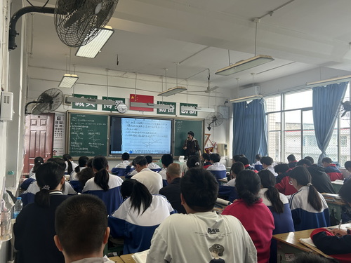 1778151991793848.jpg 教师上课2.jpg
