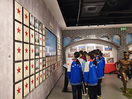 1778152293711937.jpg 5参观烈士纪念馆.jpg
