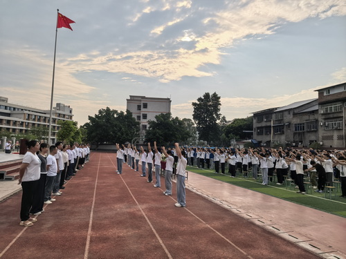1789008519788330.jpg 全体学生行拜师礼.jpg